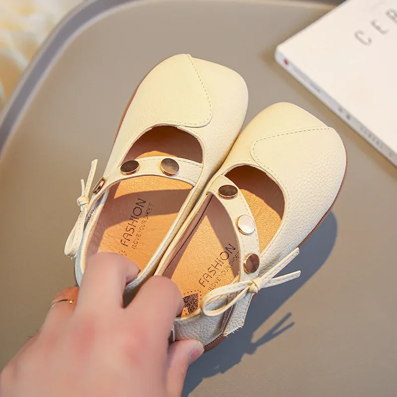 

Girls Fashion Princess Shoes 2024 New Soft Leather Shoes for Party Wedding Casual Versatile Flats with Simple Metal Decoration