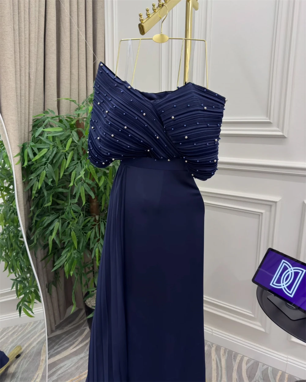 カスタマイズされたイブニングドレスエレガントなパープルサテン V ネックオフショルダーノースリーブウエディングドレス絶妙なクリスタルシャーリングドレス