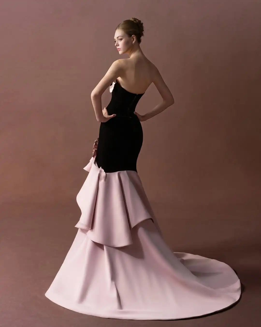 فساتين سهرة جديدة بدون حمالات ثلاثية الأبعاد من Ofherown صدرية مخملية فاخرة مع فساتين حفلات بحاشية مكشكشة متدرجة للمناسبات الخاصة