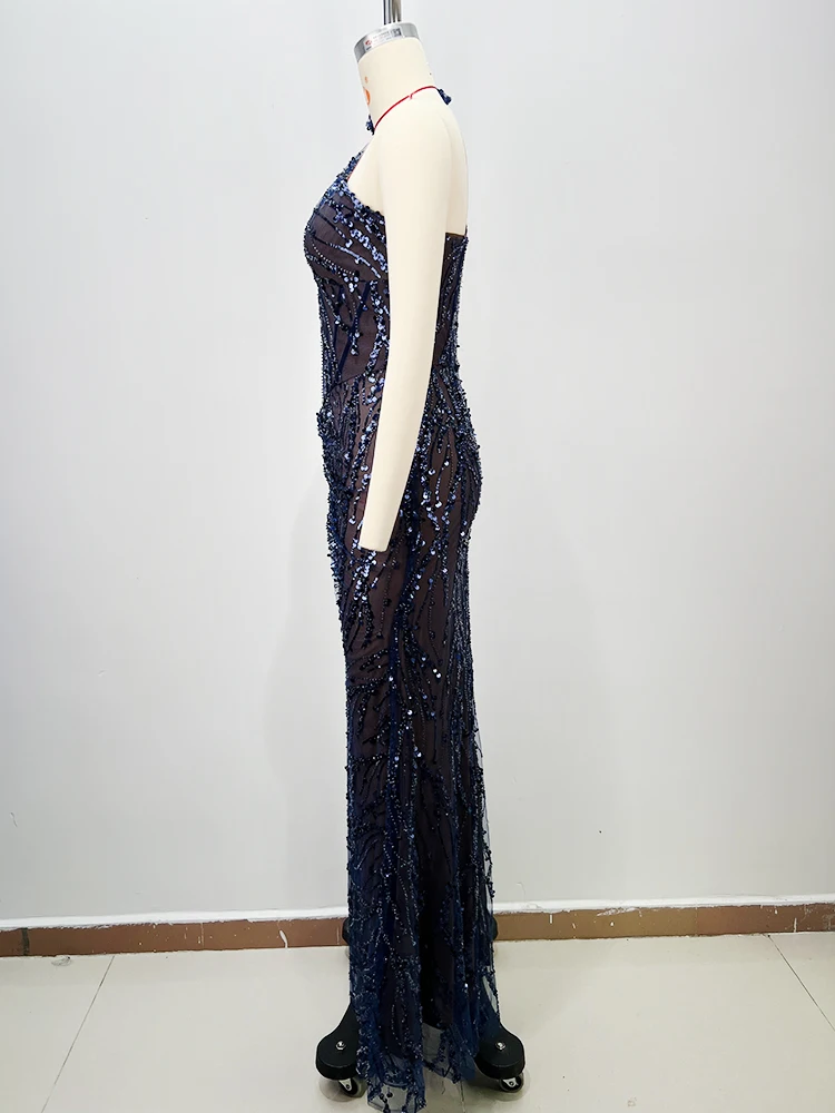 VC فستان طويل بتصميم متوهج من الترتر الشبكي باللون الأزرق الداكن بكتف واحد مع تصميم مقصوص