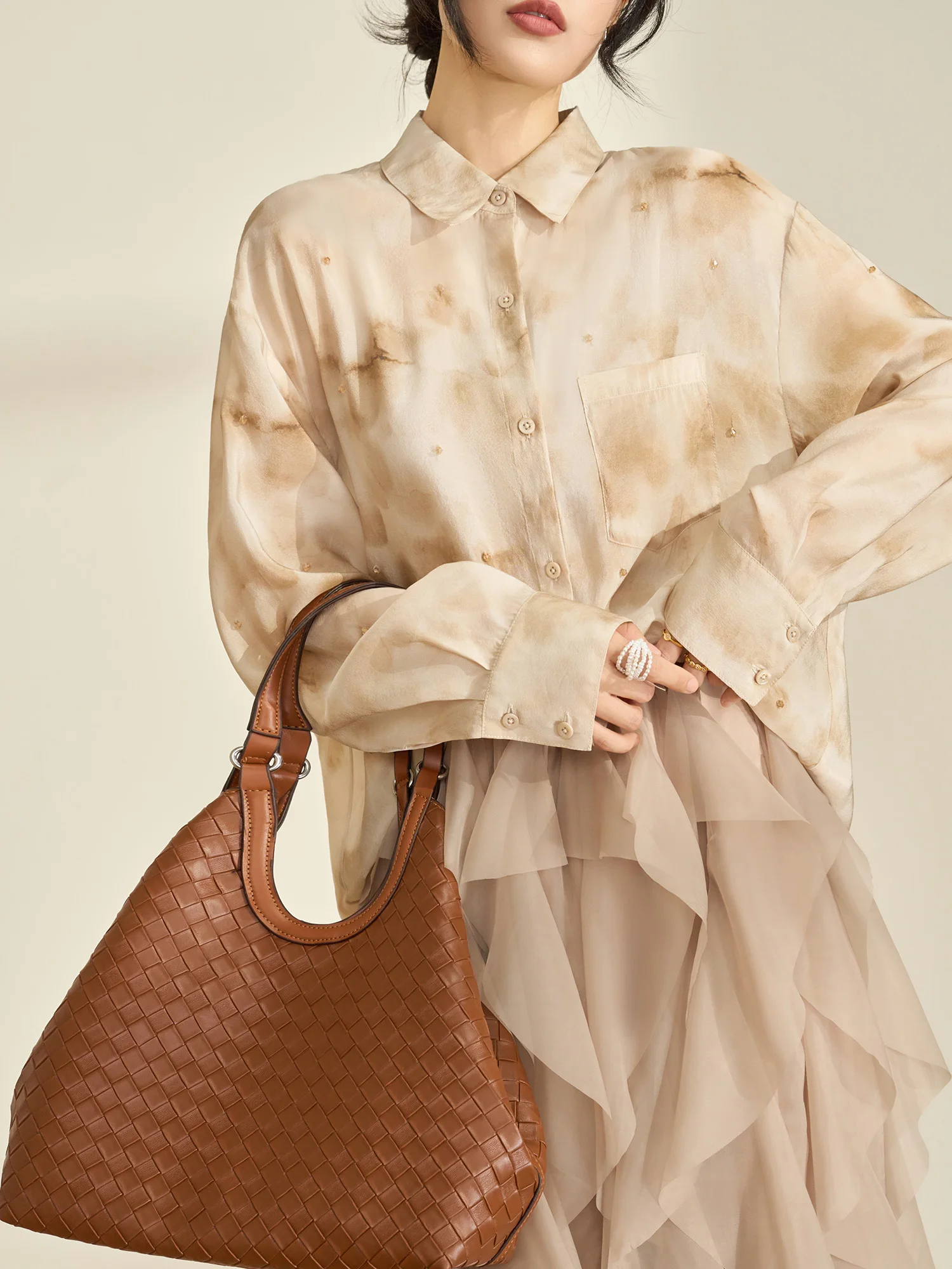 

Женская свободная рубашка Flowing Era 2026: новая весенняя коллекция, длинный рукав, винтажный градиентный принт, тонкий полиэстер, повседневный стиль, для работы и отдыха