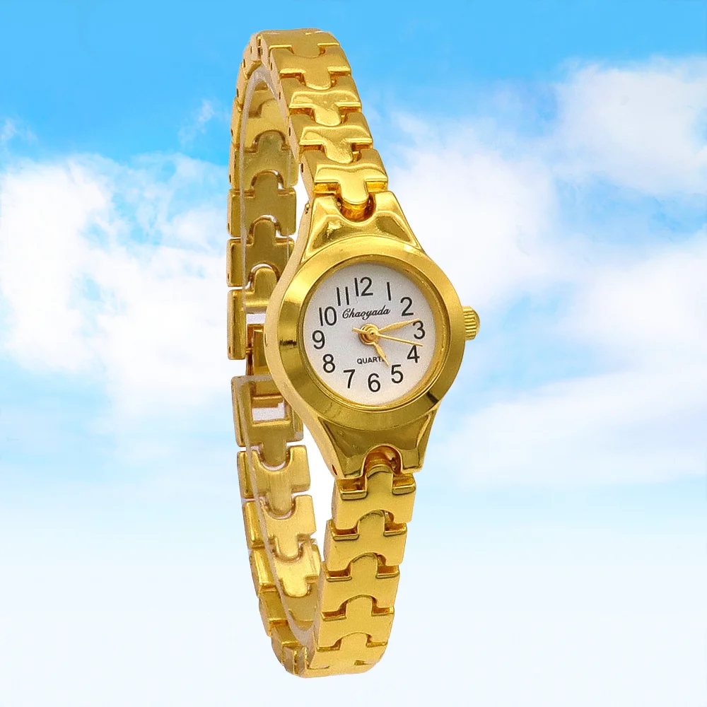 Women's Golden Quartz Watch Small Dial Leisure Design Casual Wristwatch Popular Style for Daily Wear