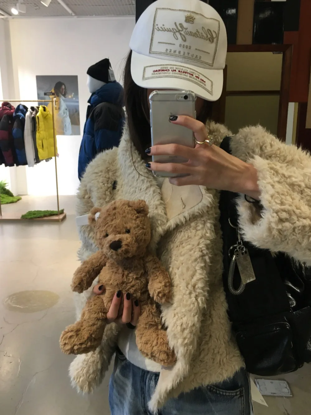 เสื้อโค้ทหนังผู้หญิงแบบติดกระดุมด้านข้าง ผลิตจากขนแกะหรือขนสัตว์เทียม เป็นมิตรกับสิ่งแวดล้อม อุ่นสบาย เหมาะสำหรับฤดูใบไม้ผลิ ฤดูใบไม้ร่วง และฤดูหนาว