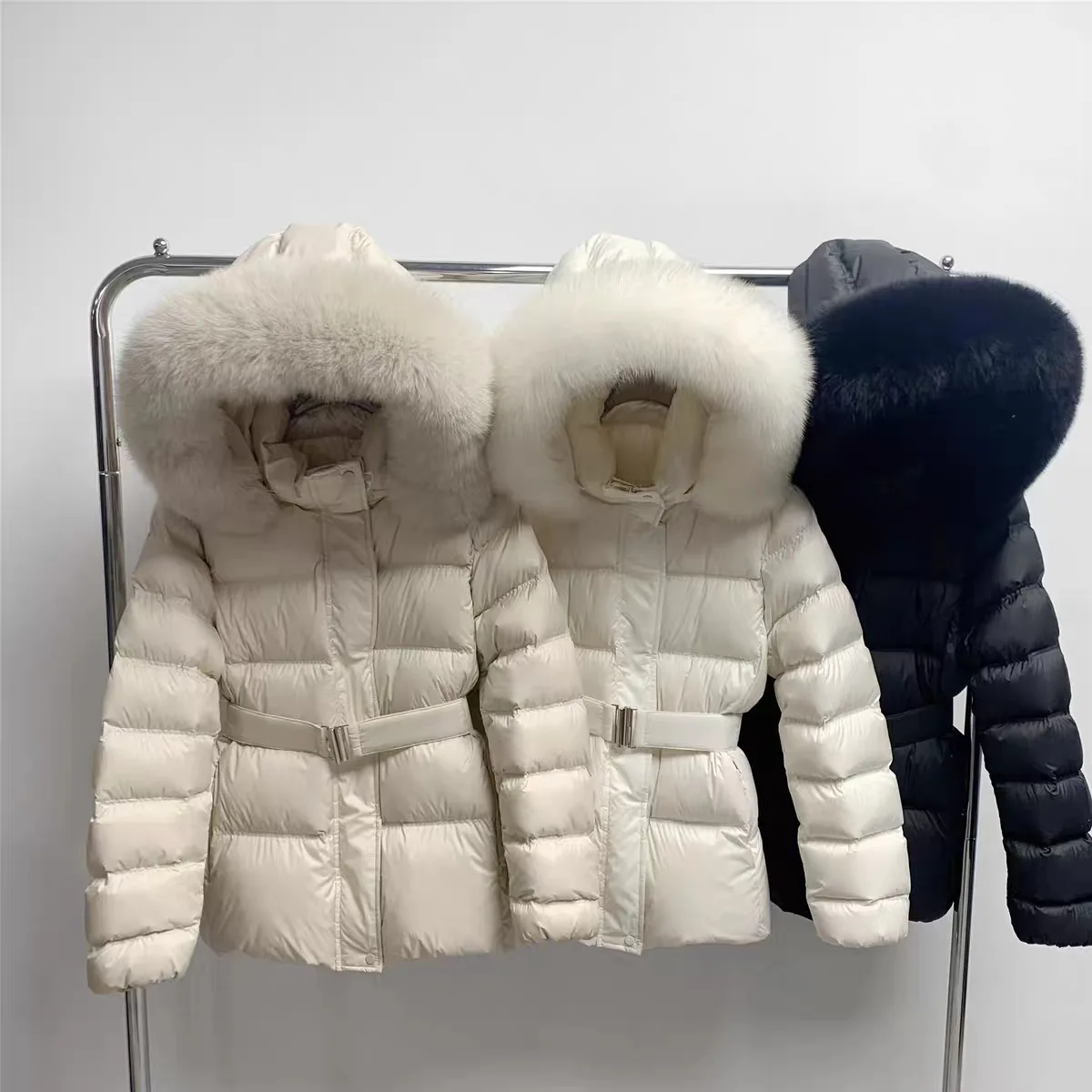 เสื้อแจ็คเก็ตขนเป็ดแท้ 90% สีขาว แจ็คเก็ตขนเป็ดหนานุ่ม อุ่นสบาย มีเข็มขัดรัดเอว เสื้อโค้ทแบบเย็บติดกันสำหรับผู้หญิง มีฮู้ด ปกขนสัตว์ อุ่นสบาย เหมาะสำหรับใส่ในฤดูหนาว