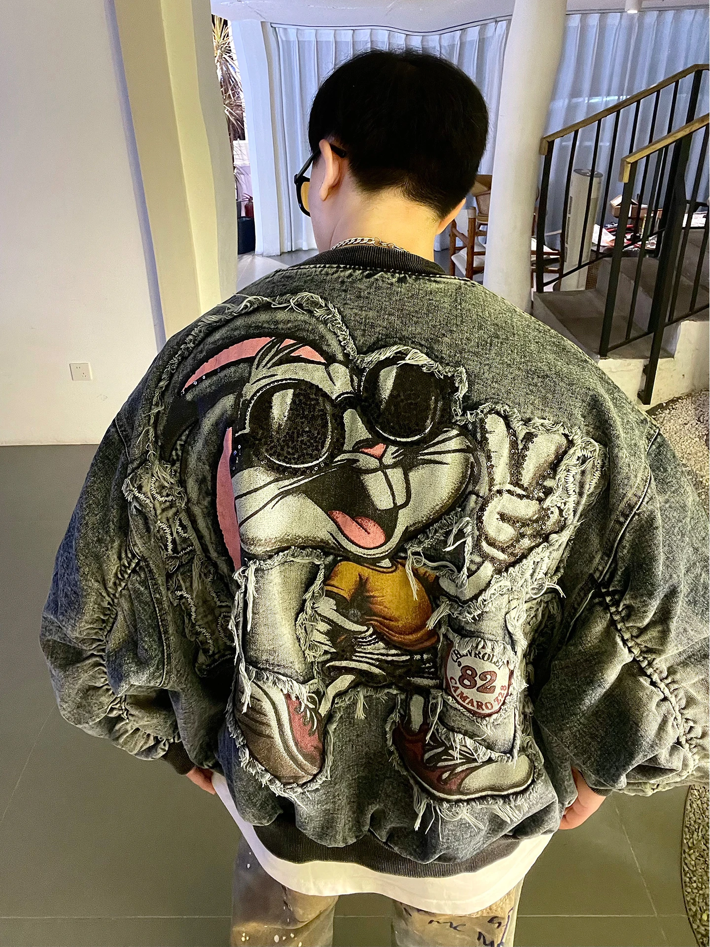 

Утепленная джинсовая куртка унисекс с вышивкой мультяшного кролика и вороны, свободного кроя, в американском ретро-стиле, модная бейсбольная куртка