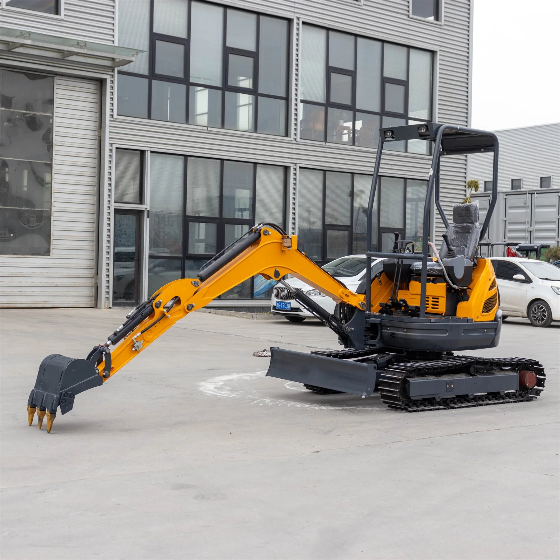 Hot sale Multifunctional mini electric excavator 0.5 ton 0.6 Ton excavator Small Excavator