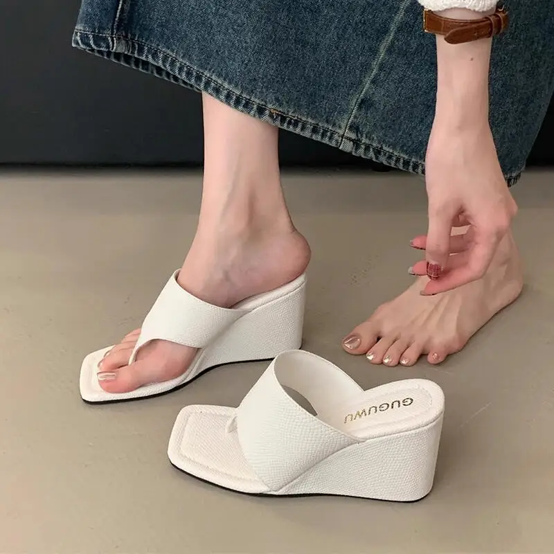 

Модные дизайнерские шлепанцы на танкетке для женщин, лето 2026, классические однотонные босоножки на высоком каблуке, большие размеры до 42, женские сандалии с застежкой на пальцах