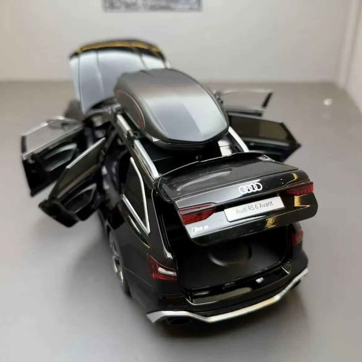 NEW Exquisite Workmanship 1:24 RS6 Diecast Model Alloy Car Pull Back With Light Sound Luxury Gift Bar Decoration Collectible Toy view 3