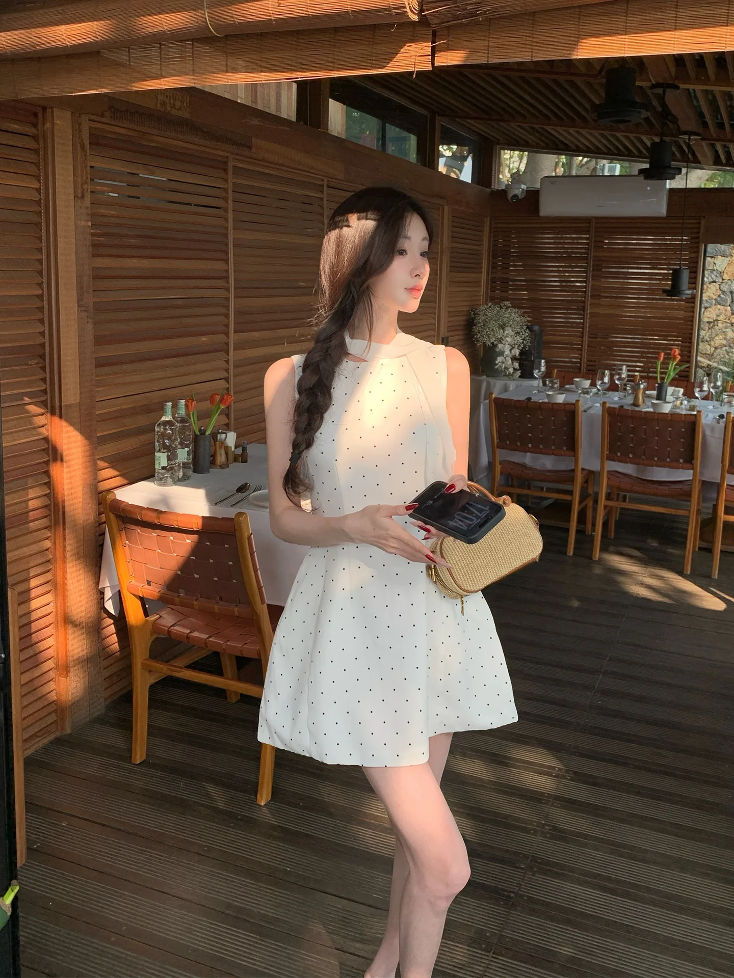 

Элегантное женское платье в горошек с открытыми плечами, свободного кроя, с завышенной талией, в стиле жилетного платья, для города, летнее, в милом стиле