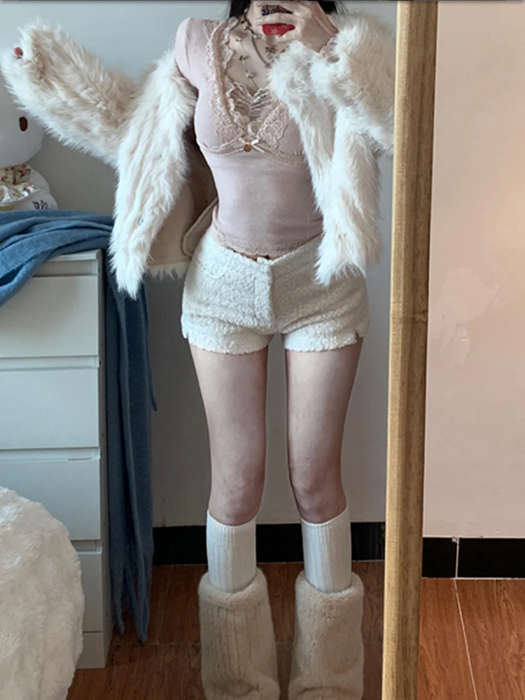

American style retro low waisted white plush shorts women's autumn and winter new spicy girl slim fit fashion lamb pants