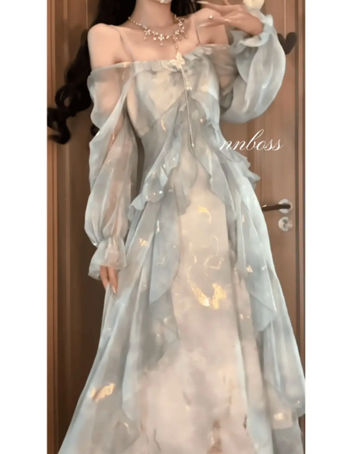 Vestido Feminino de Manga Longa com Decote Quadrado em Cinza Claro, Vestido Maxi com Renda em Camadas e Brilho, Vestido Casual de Chiffon Transparente