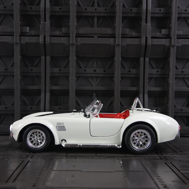 1:24 Ford Shelby Cobra AC Cobra 1960 modelo de coche de aleación, puertas y capó del motor, el maletero se puede abrir para juguetes para niños