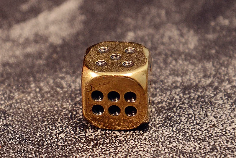 6-seitiger Vintage-Messingwürfel, kreativer Metallwürfel aus Kupfer, für Poker, Partyspiele, Heim- und Bürodekoration, Sammlerstück, Geschenk. – Detail 2