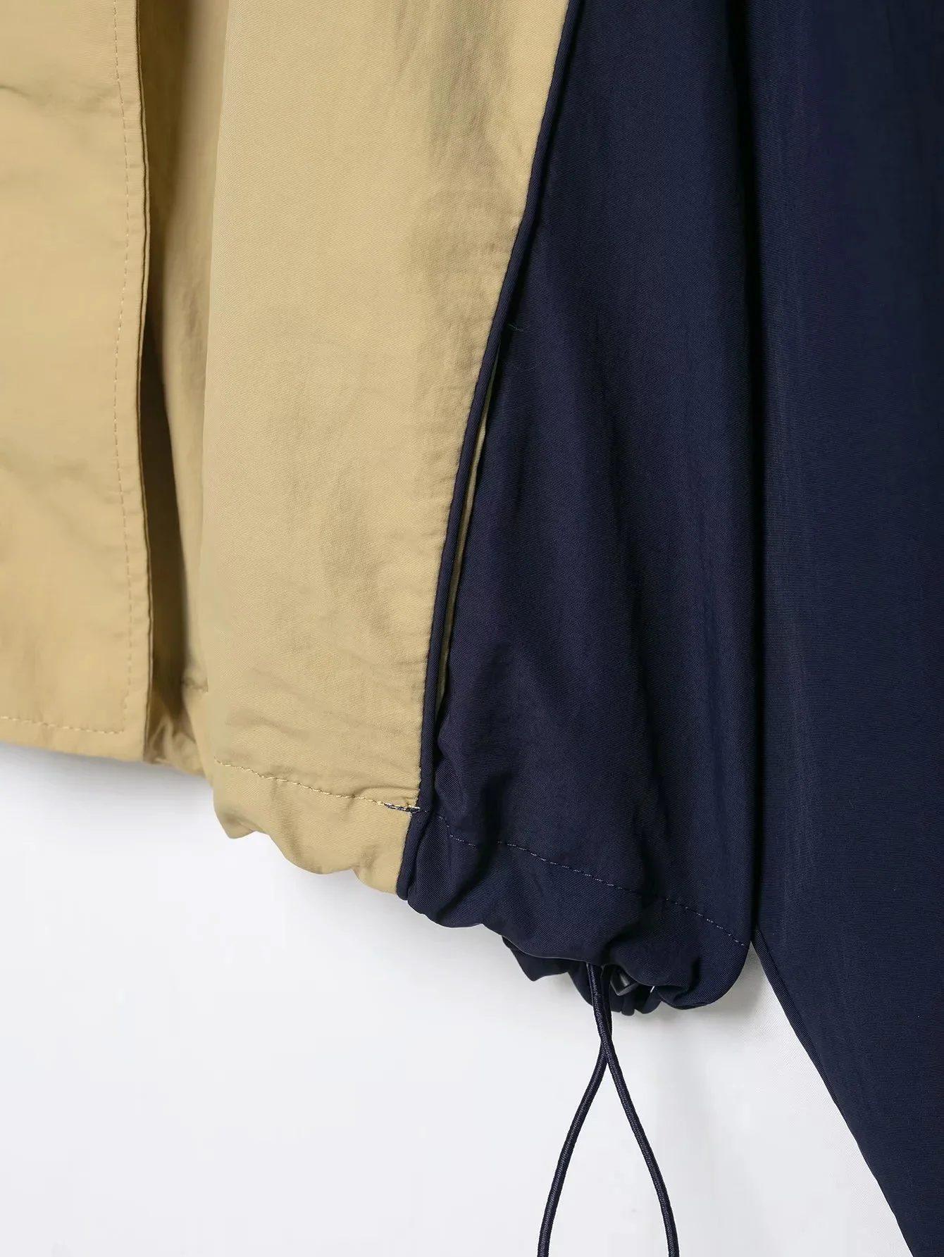 HH Damenmode Zweiteiliges Set mit Farbblock-Design, Stehkragen, Kordelzug am Saum, lockerem Oberteil und seitlichem Streifen, weit geschnittener Hose, Herbstmode für Pendlerinnen. – Detail 9