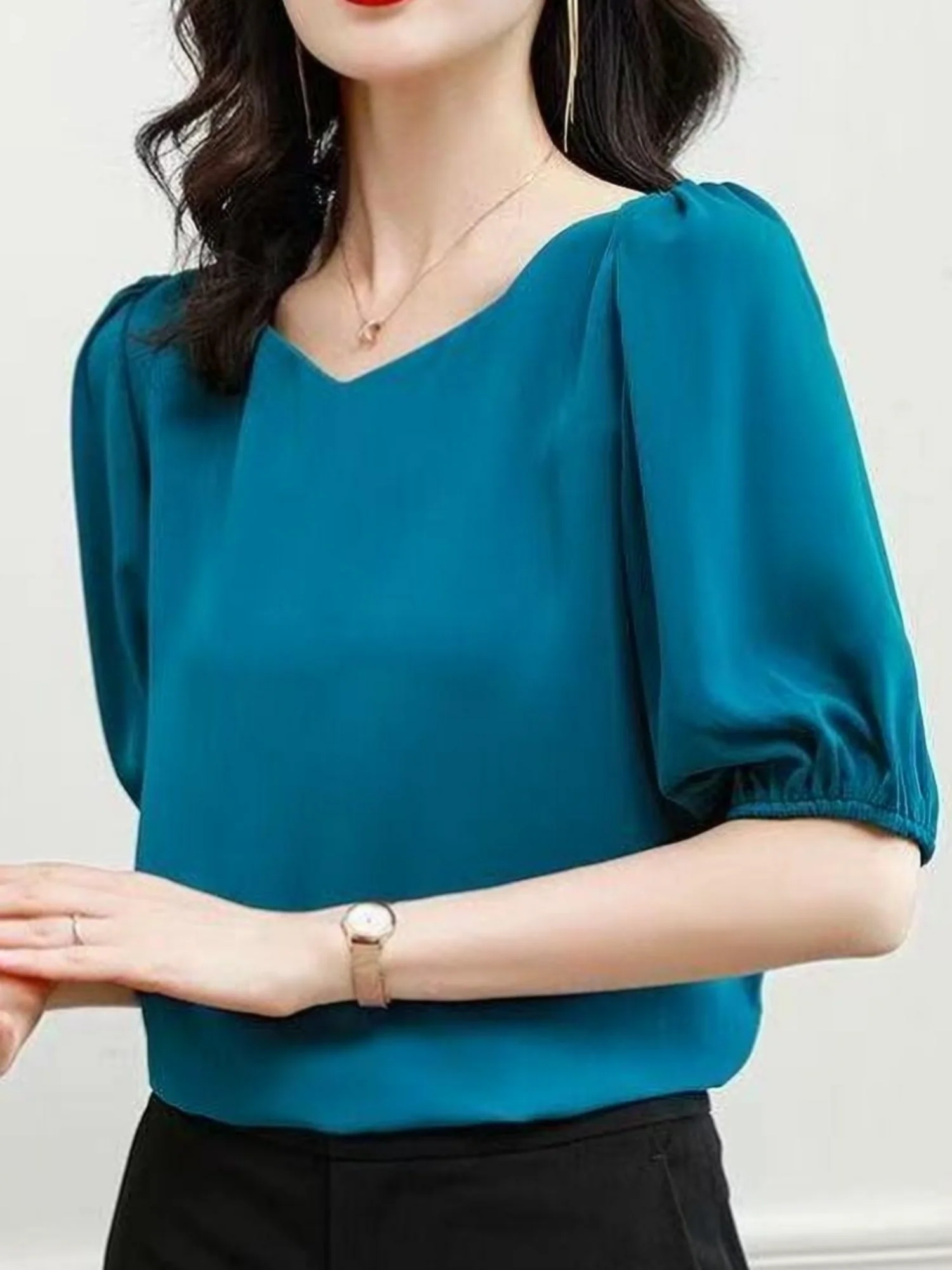 V-neck chiffon blouse, women's short-sleeved 2025 new summer puffed-sleeve top, loose and flattering mid-sleeved