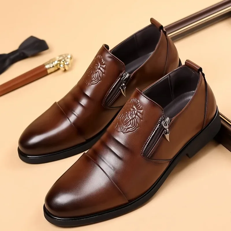 Zapatos informales de piel sintética para hombre, calzado sencillo con punta de León y cremallera, color marrón, novedad de primavera, 2023