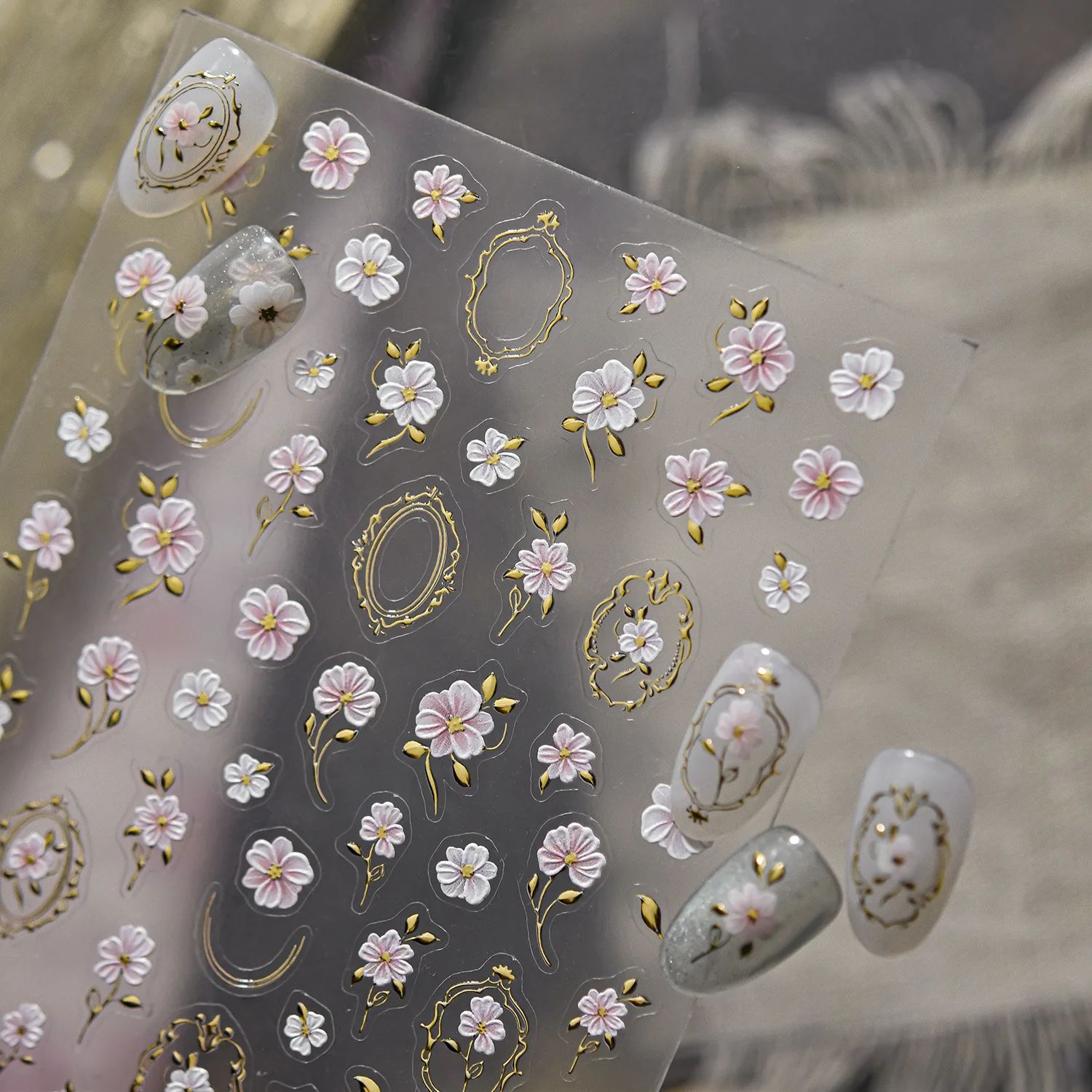 Naklejki 3D na paznokcie Luksusowe, pozłacane naklejki z kwiatami kameli, wykwintne białe kwiaty, samoprzylepne ozdoby do paznokci