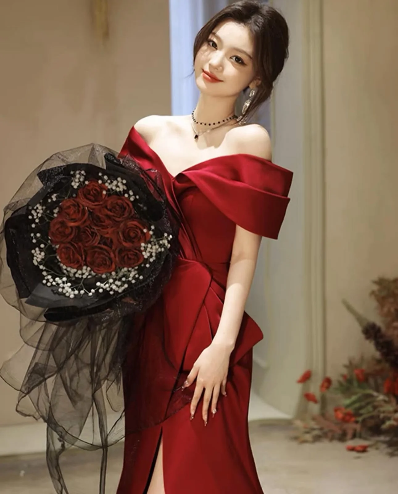 2025 Vestidos de fiesta de satén con manga casquillo y cuello en V exquisitos hechos a medida Vestidos de fiesta de tren de barrido con gradas con abertura lateral sexy