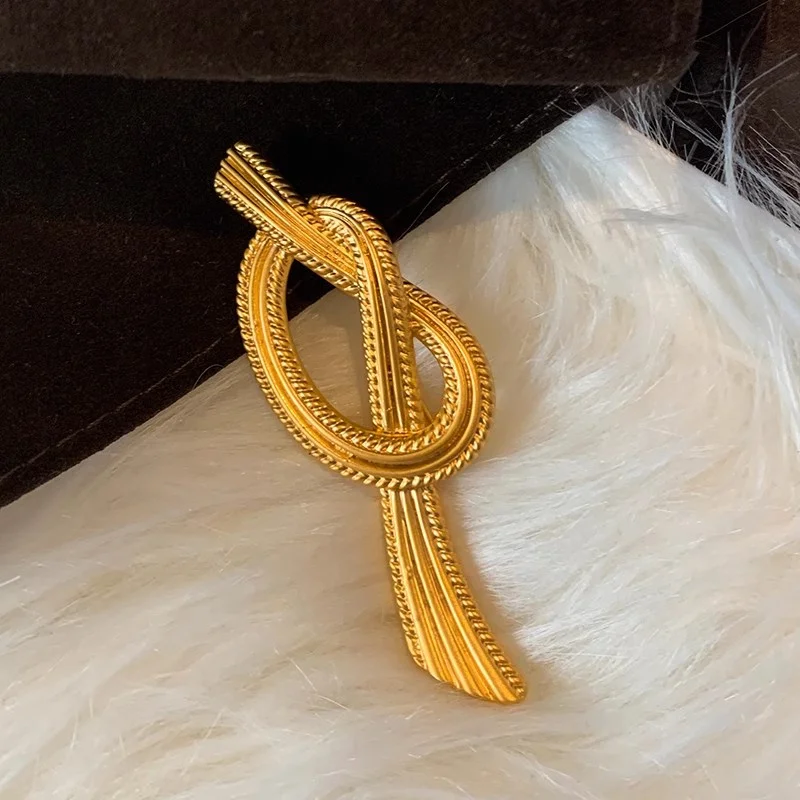 French Medieval Rope Knot Frosted Brooch For Women With High-End Charm Design Niche Exquisite Suit Pin Accessories