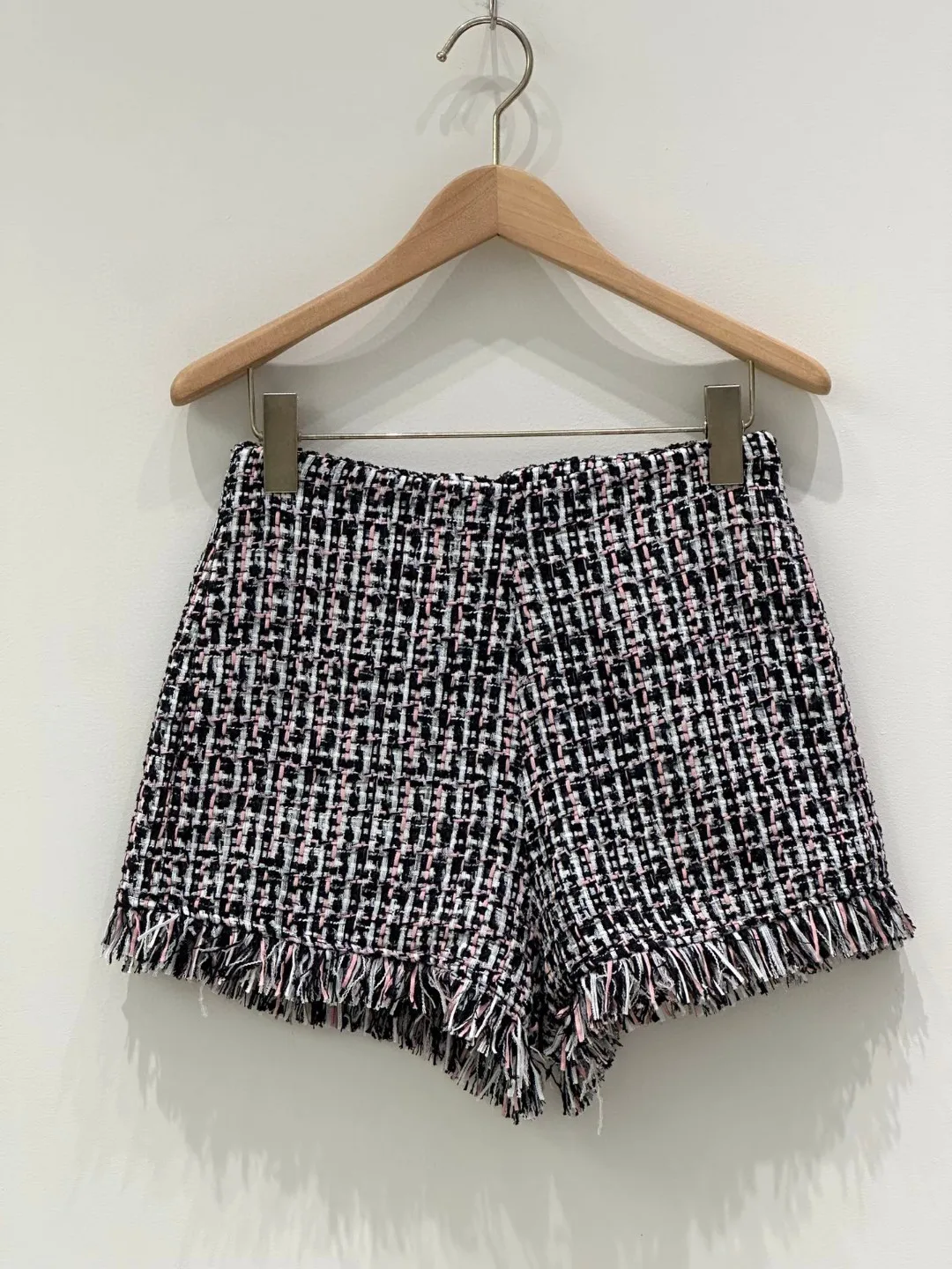 

2024 Summer and Autumn New Women's Clothing Black checkered woven hem with tassel edge, coarse tweed shorts 0808