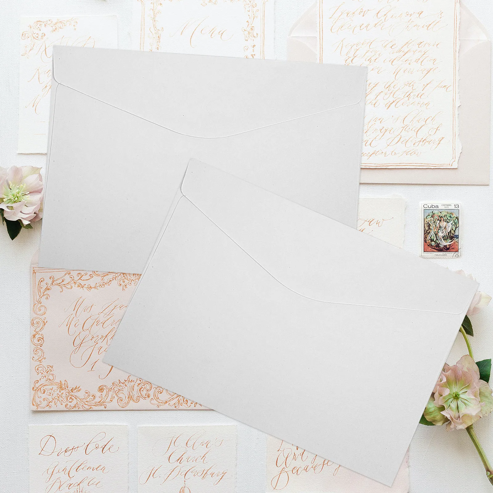 

50 шт. роскошных конвертов из крафт-бумаги: сдержанный элегантный дизайн, идеально подходят для свадеб, выпускных и открыток.