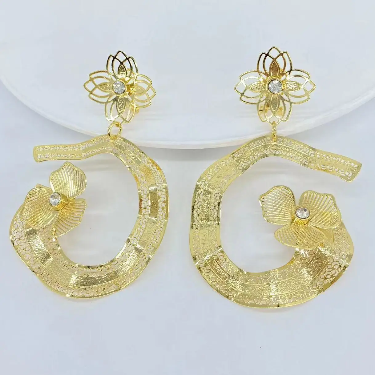 

2026 новые модные большие серьги золотого цвета для женщин, серьги нестандартной формы с преувеличенными геометрическими узорами, женские ювелирные изделия, высокое качество