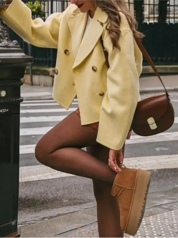 معطف صوفي قصير أصفر للنساء 2025 خريف جديد أنيق موضة التلبيب طوق مزدوجة الصدر كم كامل معاطف ملابس خارجية غير رسمية