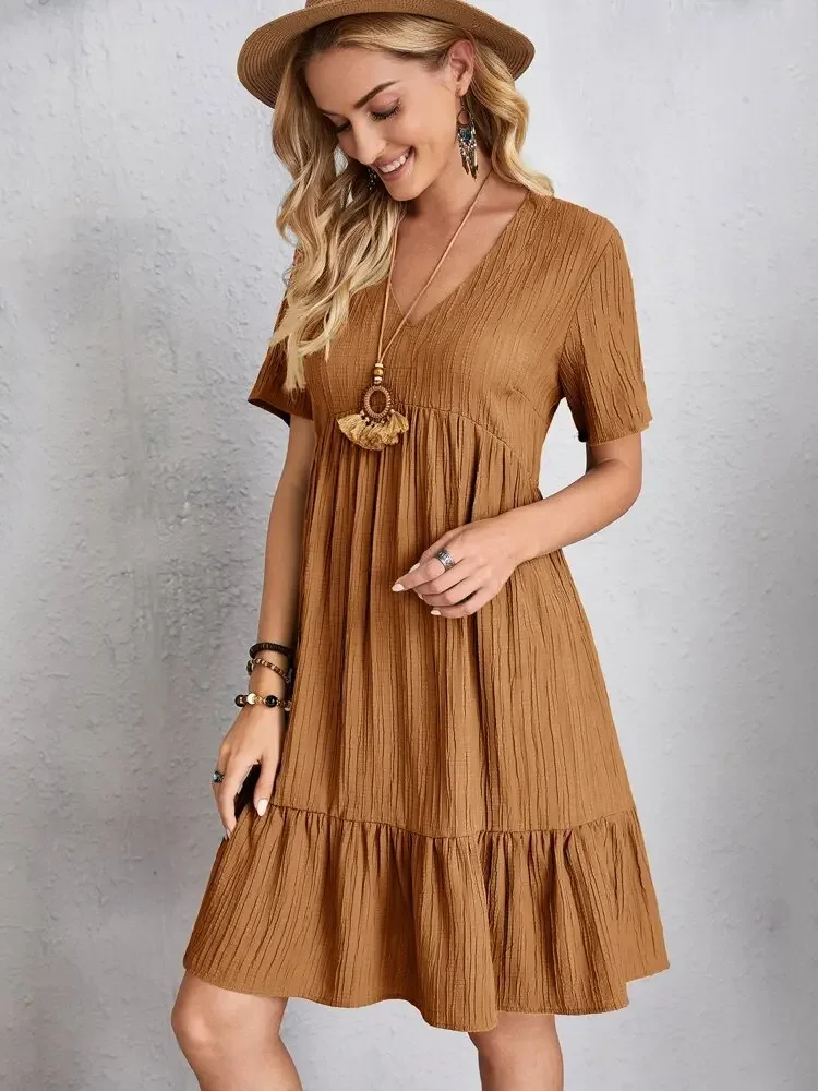 Elegantes Damen-Minikleid mit V-Ausschnitt und kurzen Ärmeln, einfarbig, locker geschnitten, mit Rüschensaum, lässiges Boho-Sommerkleid für den Urlaub am Strand. – Detail 4
