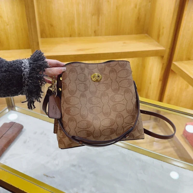 حقيبة كروس عصرية من مصمم باريس - محفظة نسائية أنيقة وبسيطة مع شعار حروف عتيقة وحزام قابل للتعديل