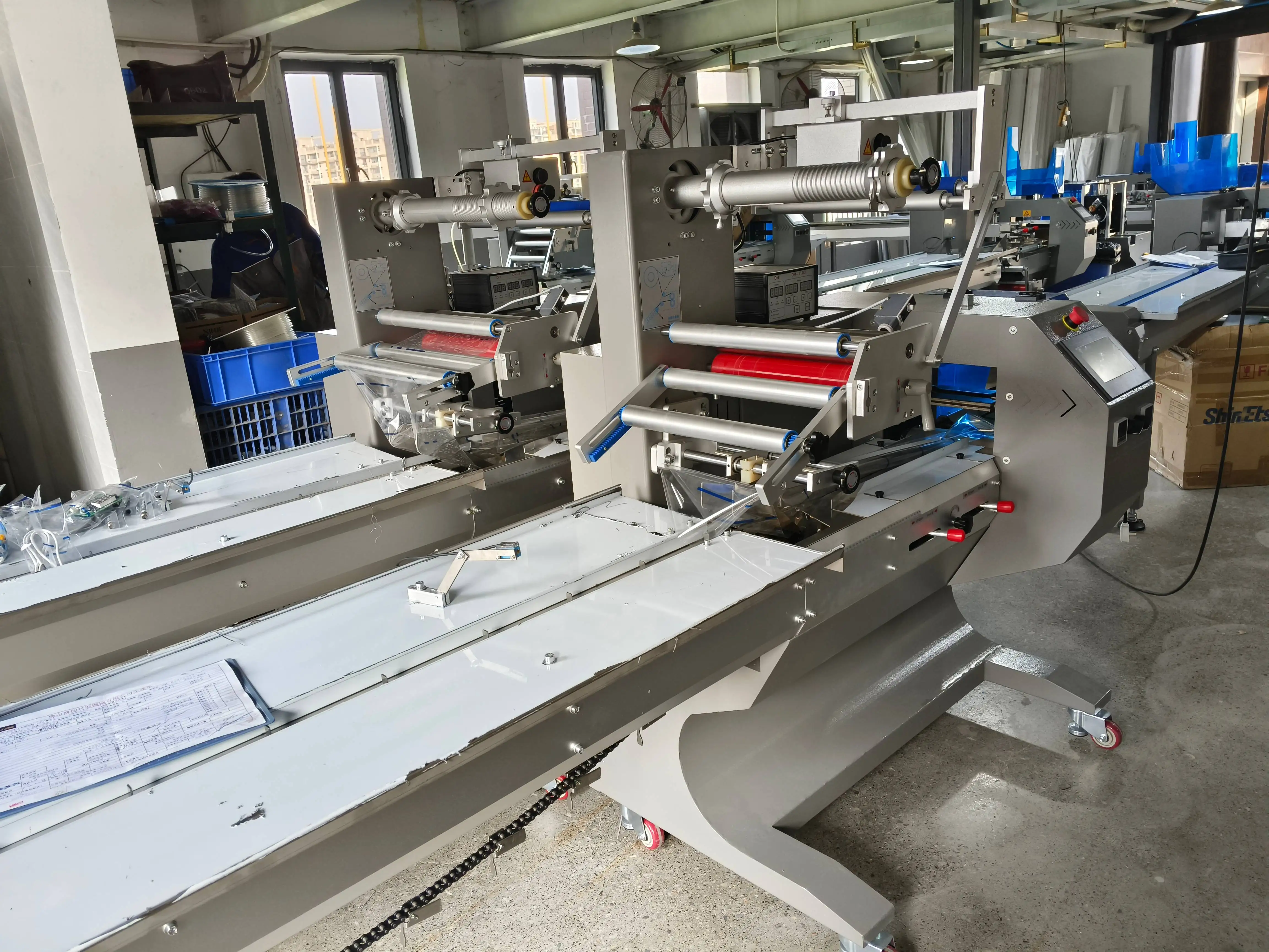 Fully Automatic Horizontal Wrapping Flow Pack Packing Machine Cabinet Hinges and Handles Auto Packaging Machine