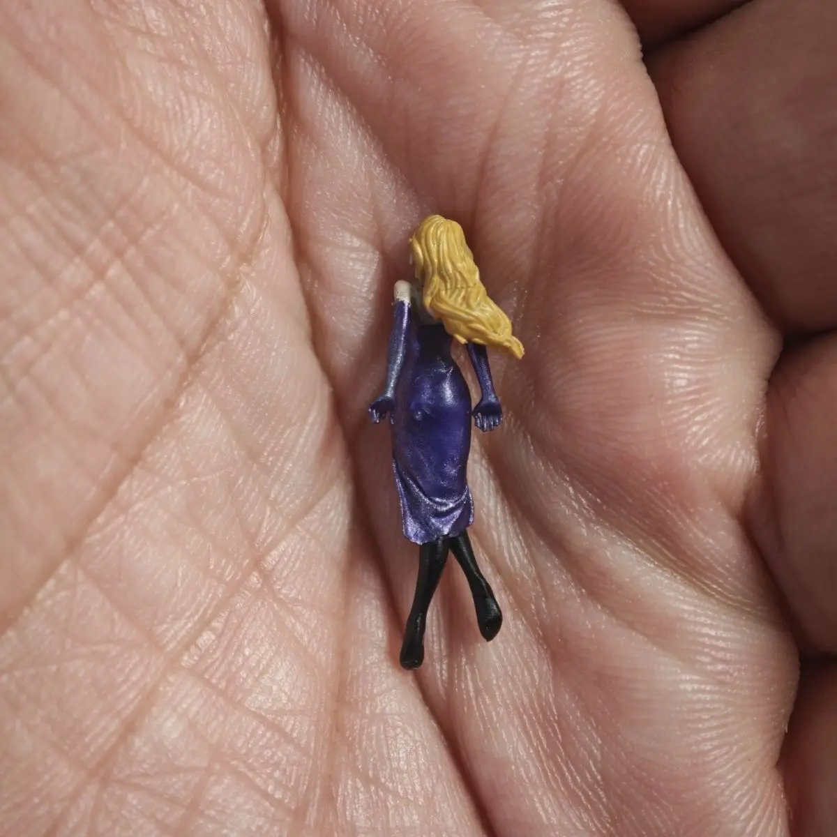 1/64 Static Figurine DIY Hand-painted Resin Lady Model Car Scene