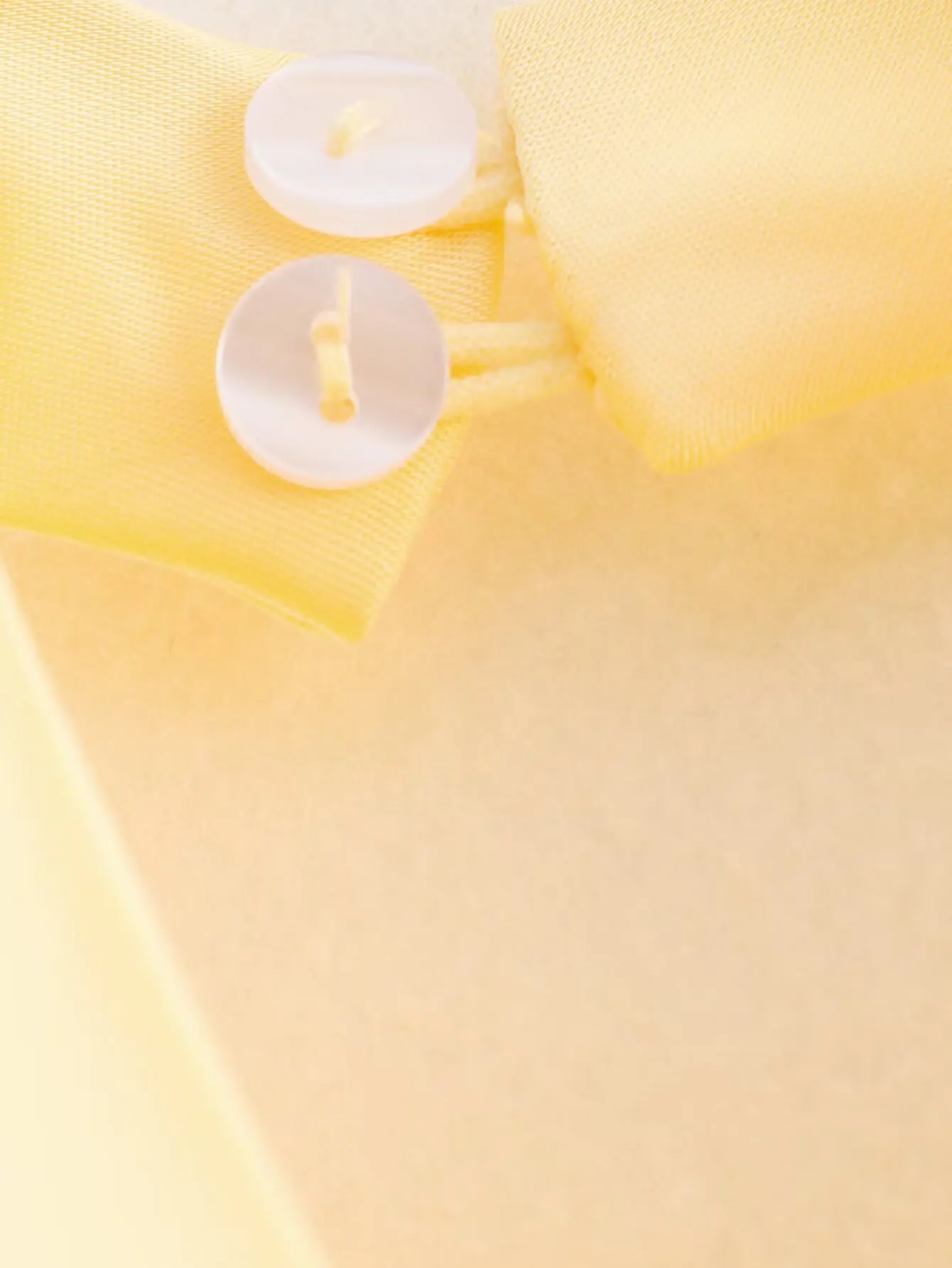 2025 منتجات الصيف الجديدة ملابس نسائية نسيج الساتان مزاجه موضة الرسن طوق مزاجه مثير عارية الذراعين