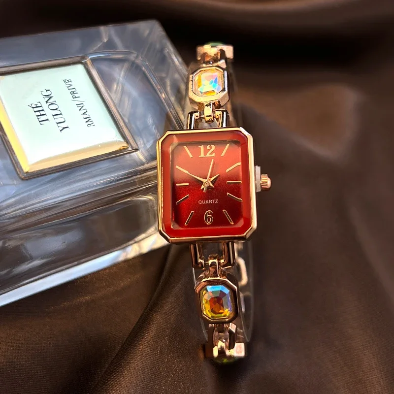 ساعة عمل للسيدات مستطيلة رائعة وسوار ألماس ملون أنيق وساعات يد كوارتز فاخرة للنساء مناسبة