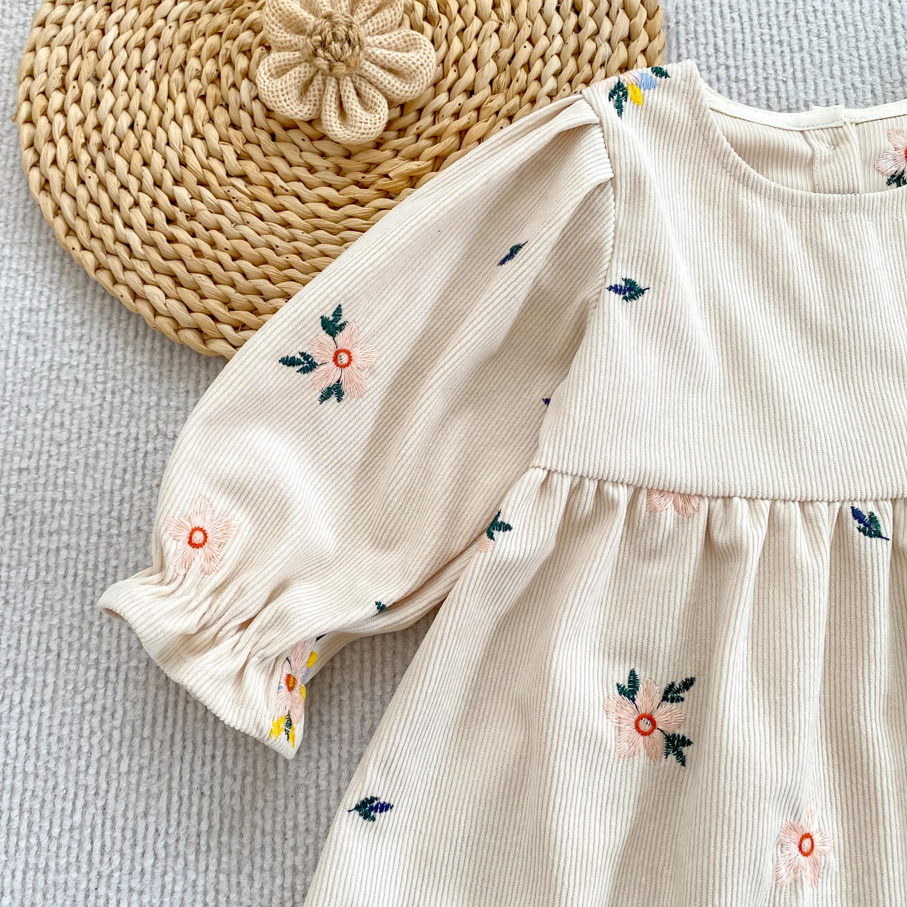 2026 Neues Herbst-Winter-Kleid für Mädchen 2-6 Jahre, Cordkleid mit Blumenstickerei, Langen Puffärmeln und Rundhalsausschnitt, A-Linien-Kleid – Detail 9