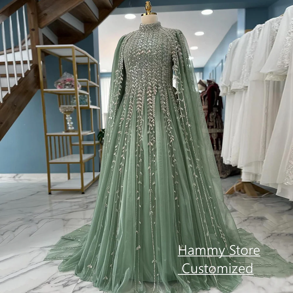 Saudi-arabisches Abendkleid فسات Mohamed Como Maßgeschneidertes bescheidenes Abendkleid mit Stehkragen und langen Ärmeln und glitzernden Pailletten