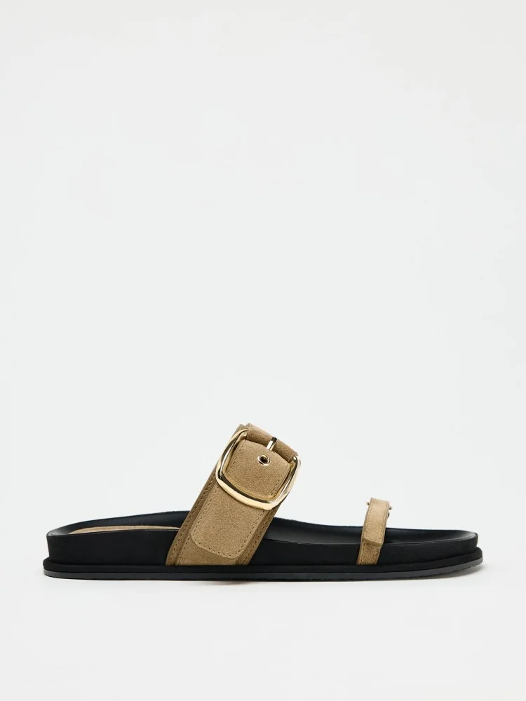 

Летние женские повседневные шлепанцы-сандалии 2026 года на плоской подошве с кожаной поверхностью и металлическим декором, пляжные туфли