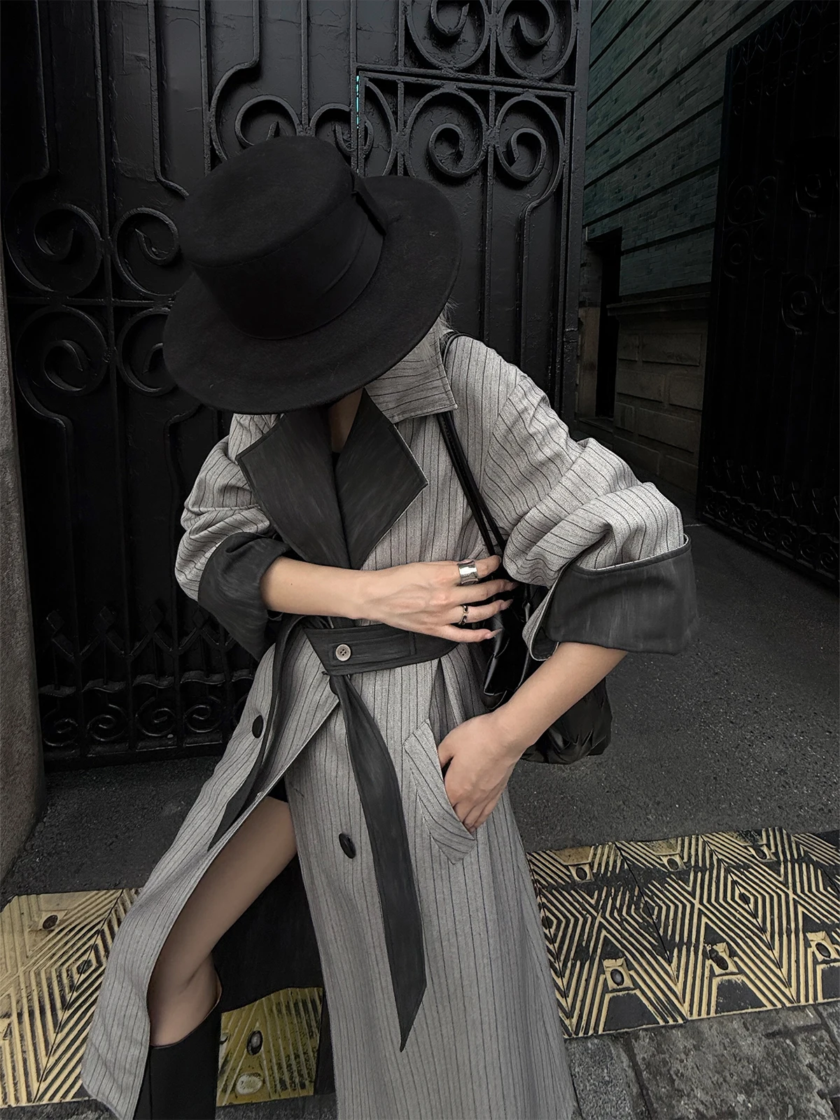 

Длинное женское пальто-ветровка из искусственной кожи с двусторонним дизайном, полосатыми вставками и кожаными элементами, для повседневной носки, стандартный крой