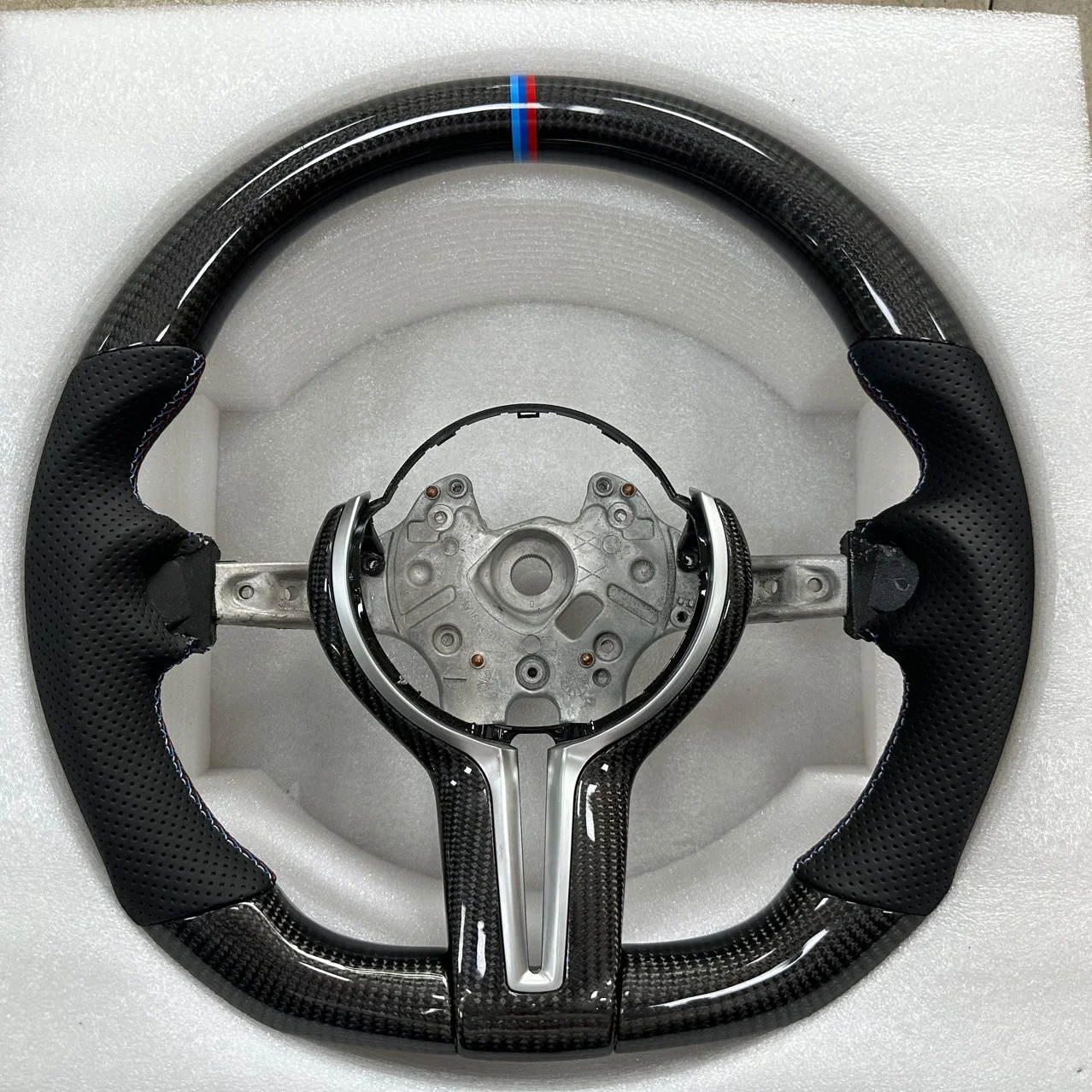 Suitable for BMW 1 series 2 series 3 series 4 series 5 Series 7 series X5X6X3 modified D-thong carbon fiber steering wheel