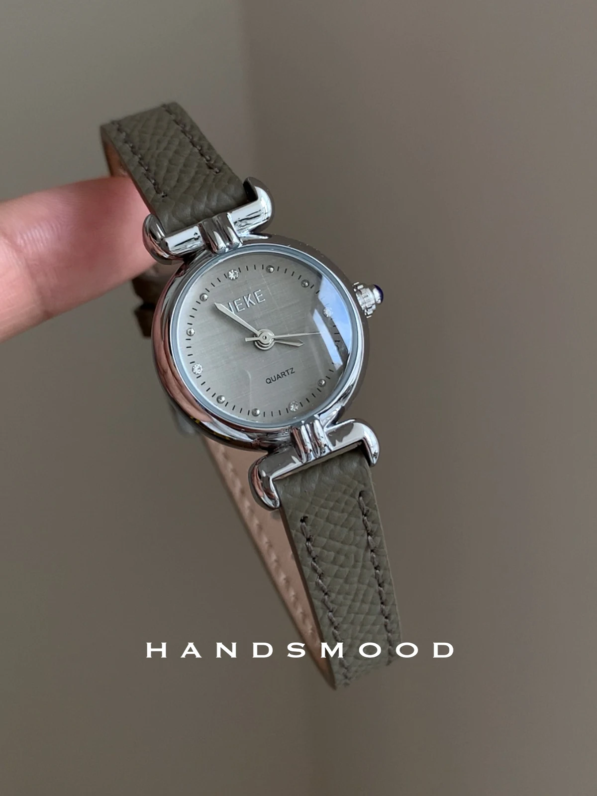 

New stylish quartz wristwatchroundsilver-greysophisticated, elegant, and versatile quartz women's watch, a timepiece accessory.