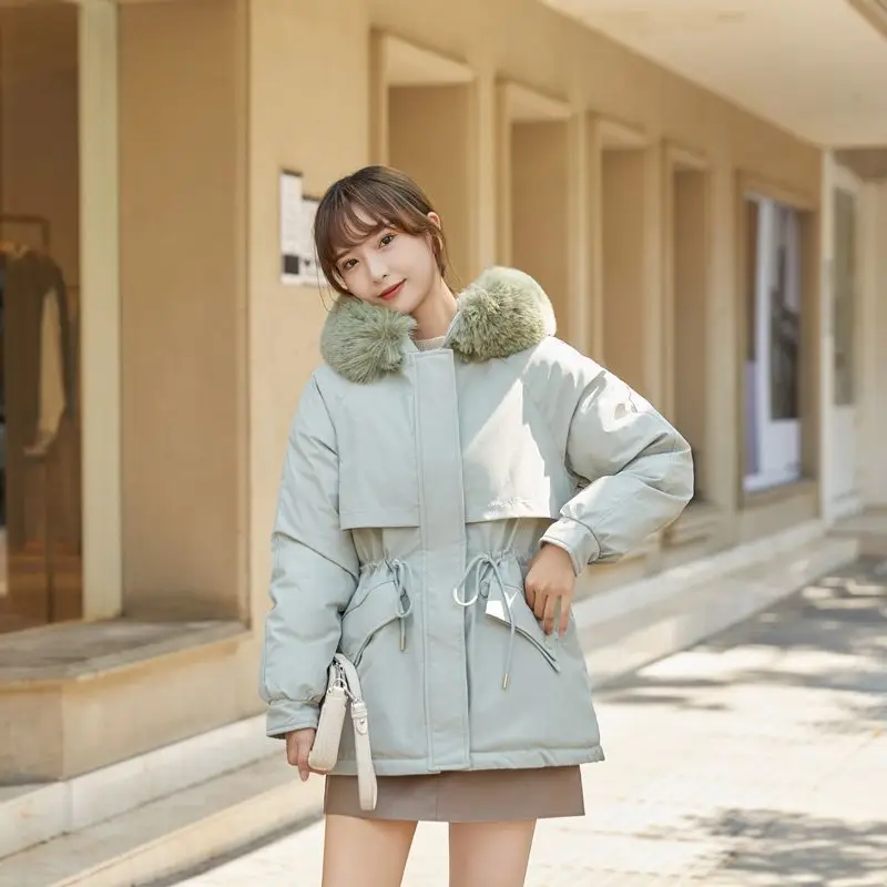 

Женская зимняя парка 2025: Новая модель, утепленная флисом, с капюшоном, хлопковая куртка с защитой от холода, короткий фасон, большой меховой воротник