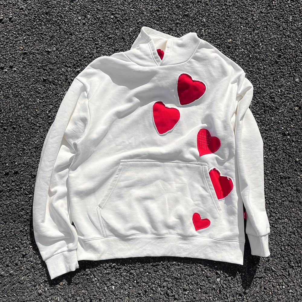 felpa-con-cappuccio-artigianale-con-cuore-rosso-traforato-vestibilita-ampia-comoda-stile-casual-streetwear-senza-marca-moda-autunnale