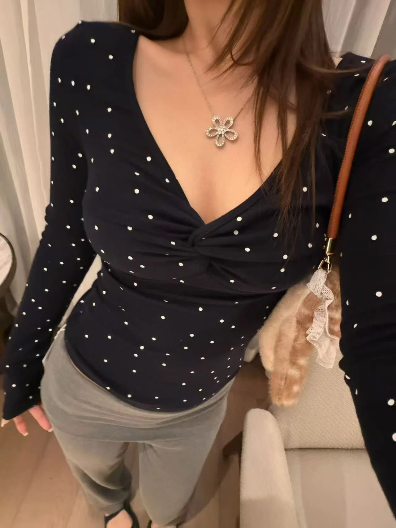 

Женский топ Slim Fit с V-образным вырезом и коротким рукавом в горошек, в корейском стиле, модный, с узлами, универсальный, омолаживающий образ