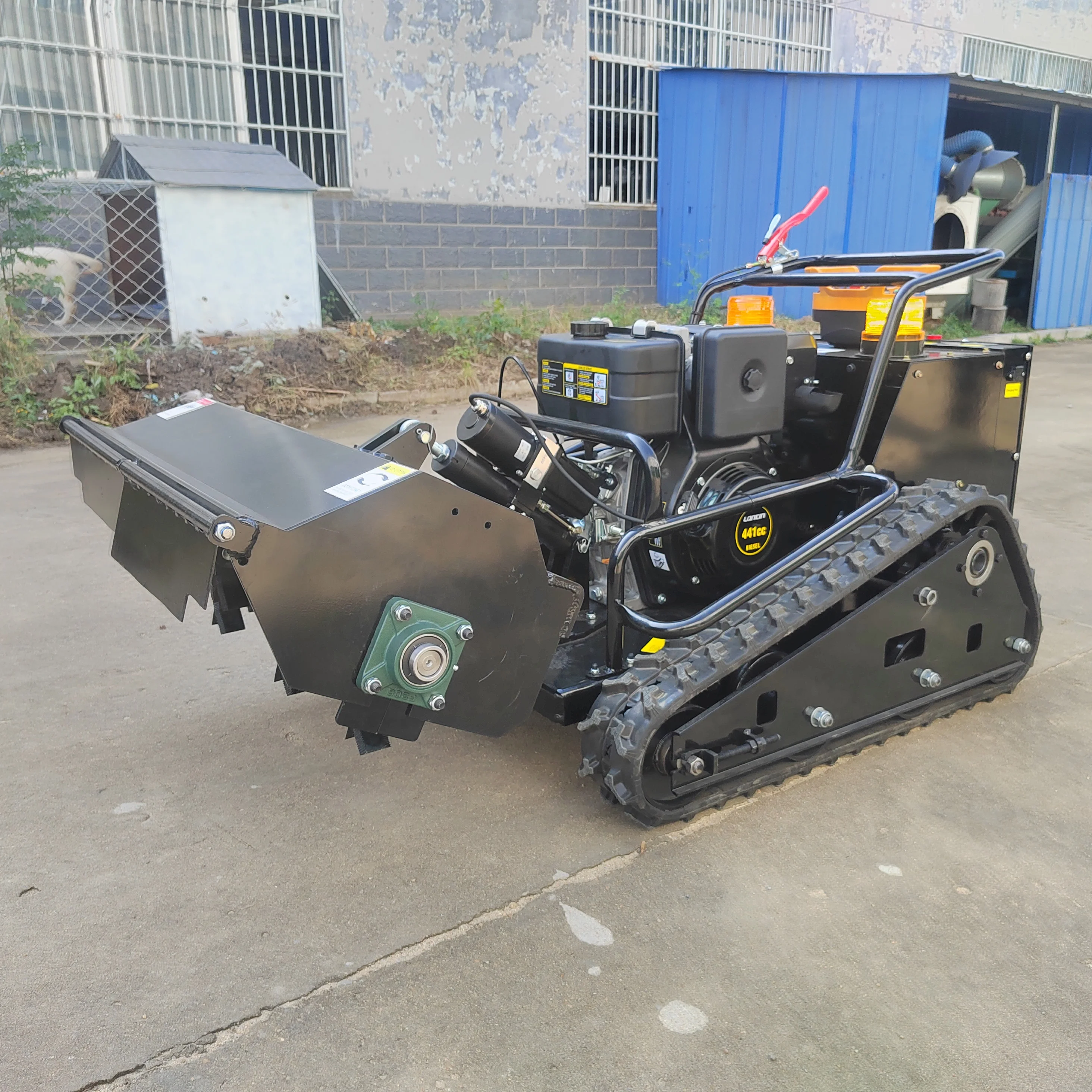 หุ่นยนต์กําเนิด CE EPA ระบบใหม่ตัวควบคุมอุตสาหกรรมเครื่องตัดหญ้าอัตโนมัติรีโมทคอนโทรลเครื่องตัดหญ้าตีนตะขาบ