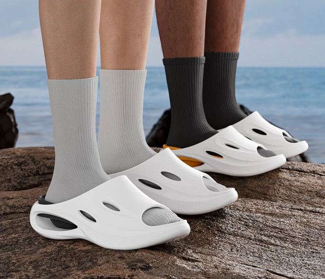 

2026 Summer Thick Sole Slippers Men Women EVA Soft Bottom Indoor Home Slides Sandals Light Beach Shoes Male Slippers Flip Flops