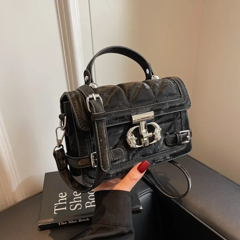 

2025 Новая модная легкая роскошная маленькая квадратная сумка - классический замок премиум-класса, модное универсальное плечо/мессенджер