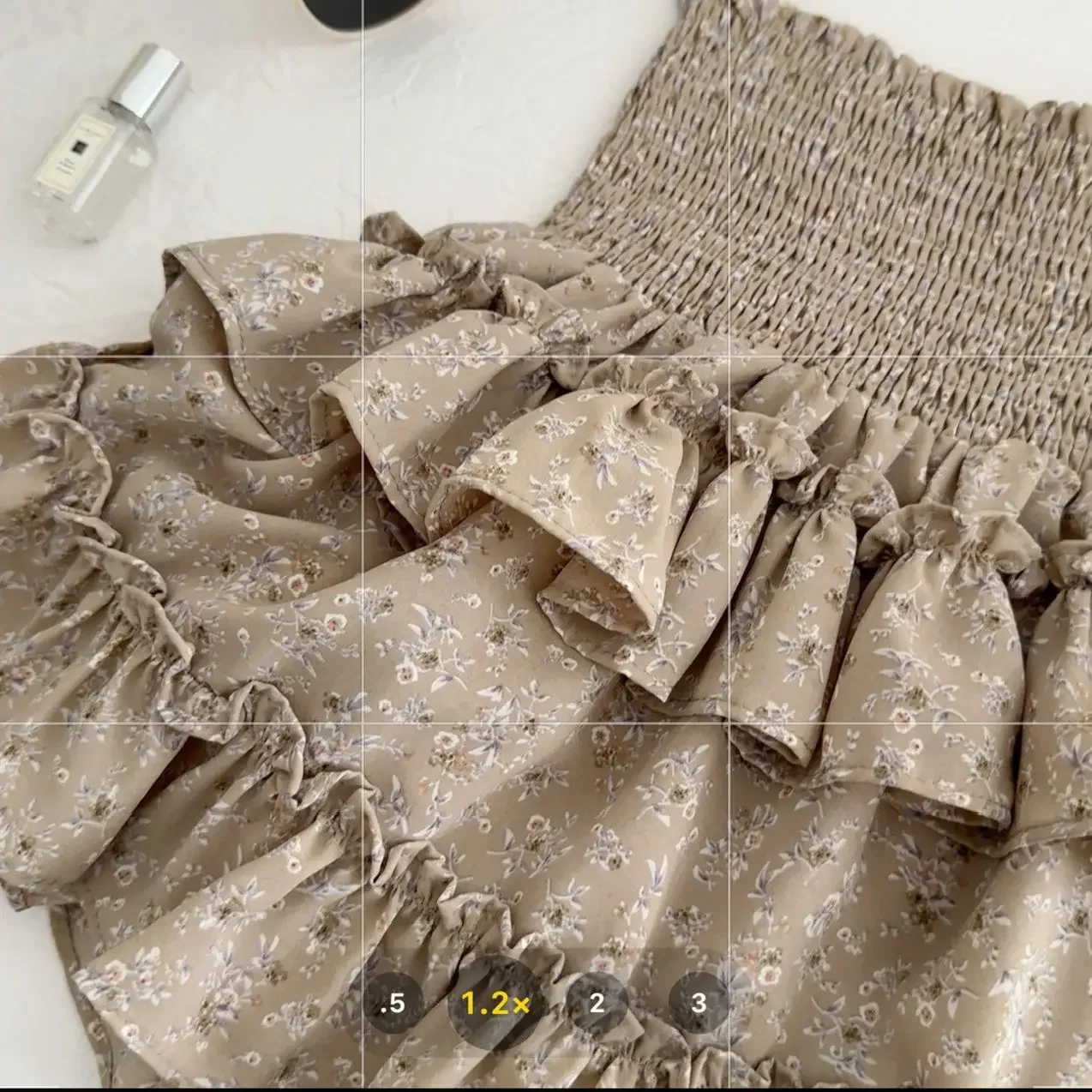 Kwiatowa spódnica do połowy długości 2025 nowa elastyczna wiosenna i letnia wysoka talia pokaż przerzedzająca brzuch mała czarna krótka spódniczka