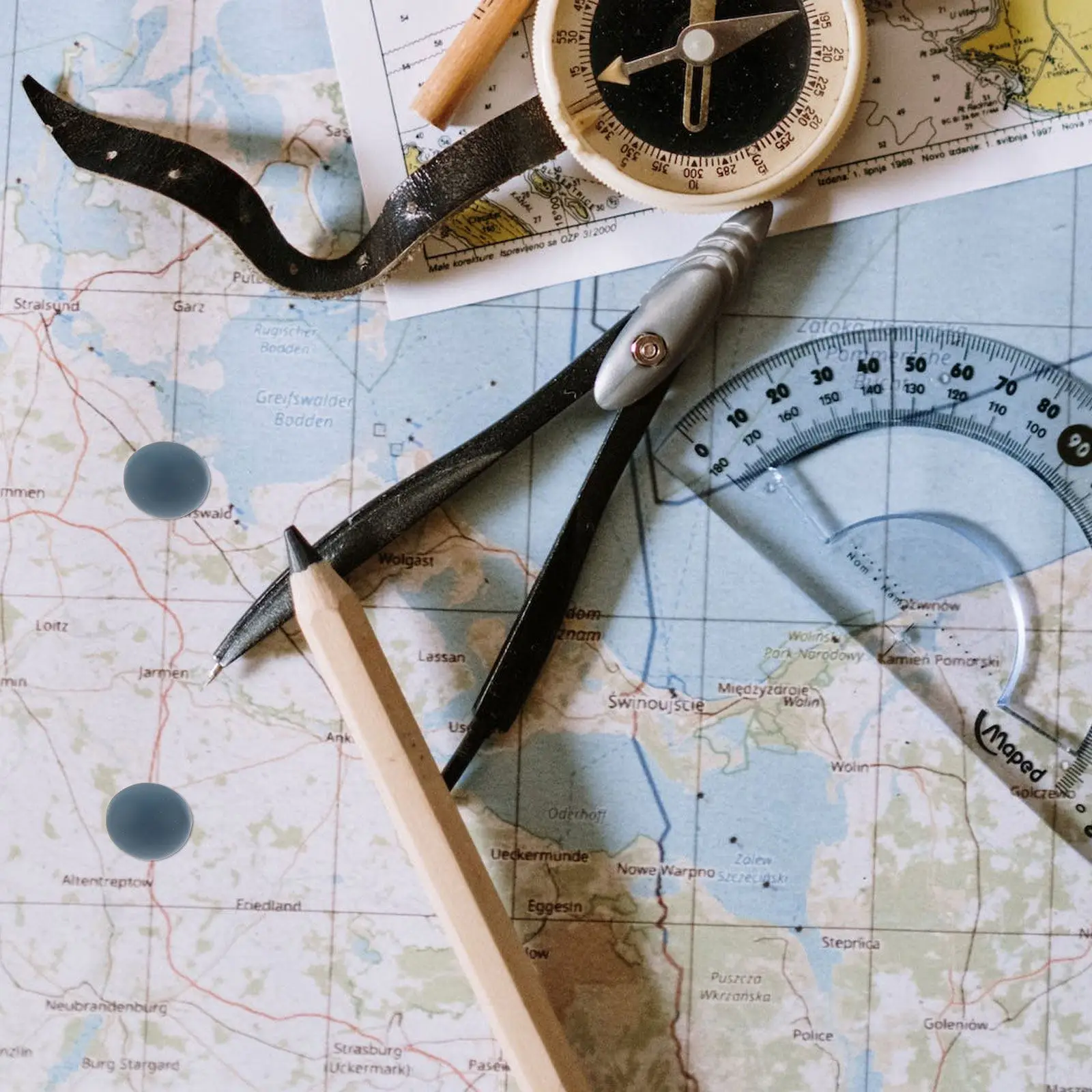 

30Pcs Photos Wall Pushpins Lovely Round Thumbtacks Portable Multi-Function Push Pins for Maps Posters Bulletin Boards Office