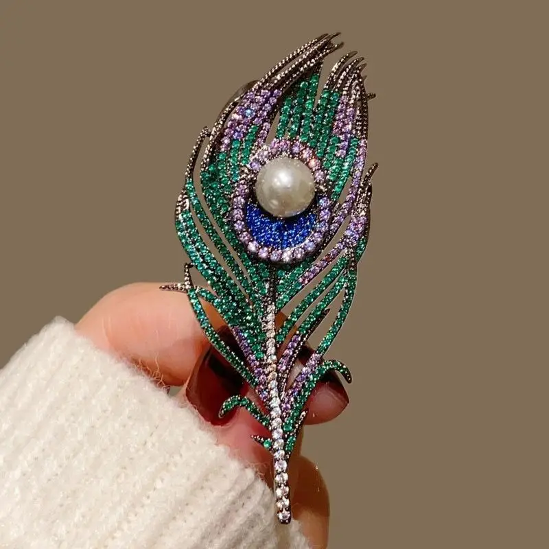 Luxury Crystal Peacock Feather Brooch Vintage Cheongsam Corsage Temperament Blazer Clothing Jewelry Accessories Wedding Badge