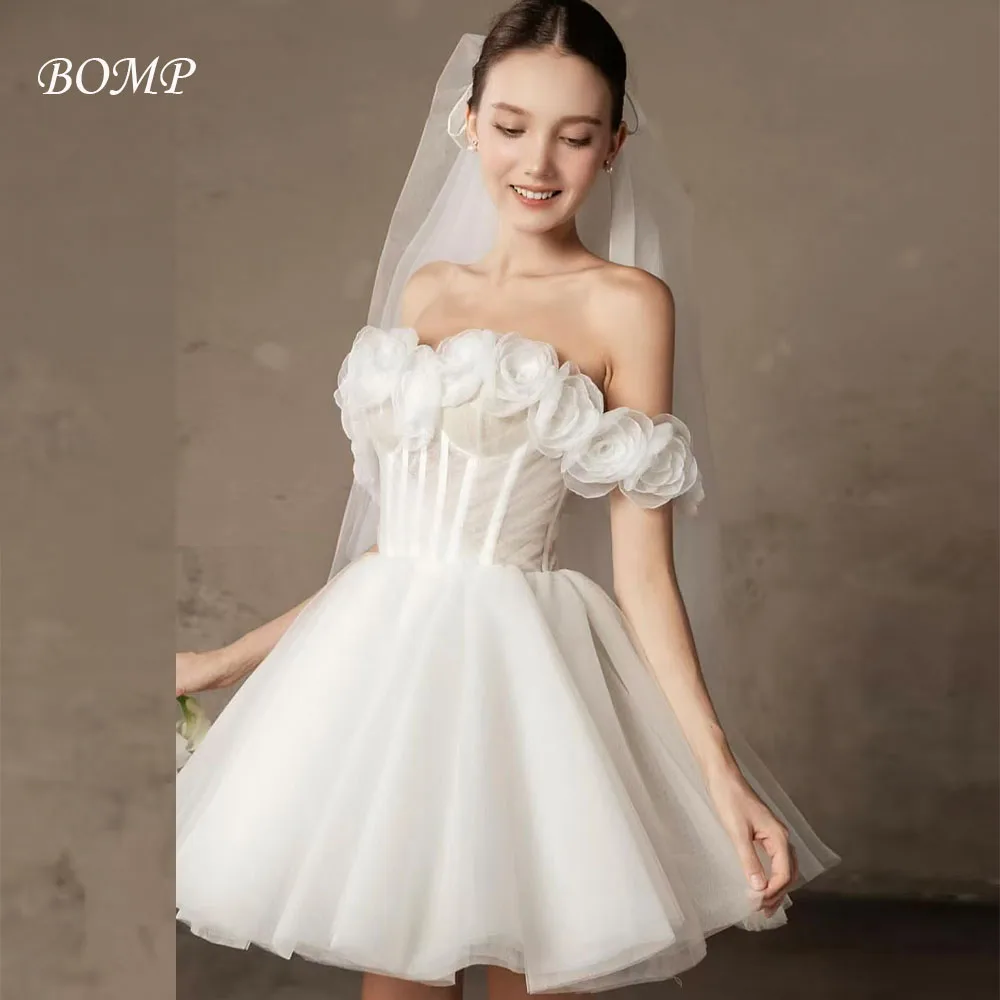 BOMP เรียบหรู 3D ดอกไม้งานแต่งงานชุดปิดไหล่เอ-ไลน์สีขาวทูลโอกาสพิเศษชุดสั้นที่กำหนดเองเดรส เดอ โนเวีย