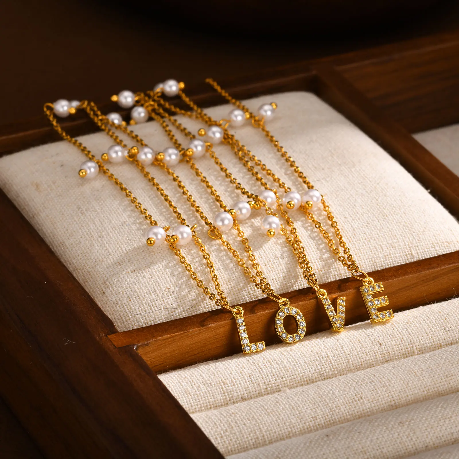

26 Letters A-Z Women Initial Pendant Necklaces Stainless Steel Flat Rolo Chain 6 Imitation Pearls Zircon Necklace Dainty Fashion